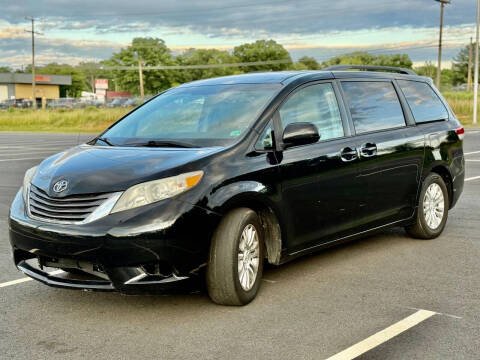 2011 Toyota Sienna XLE 7-Passenger Auto Access Seat