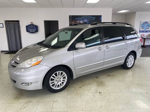 2007 Toyota Sienna for sale at Used Car Outlet in Bloomington IL