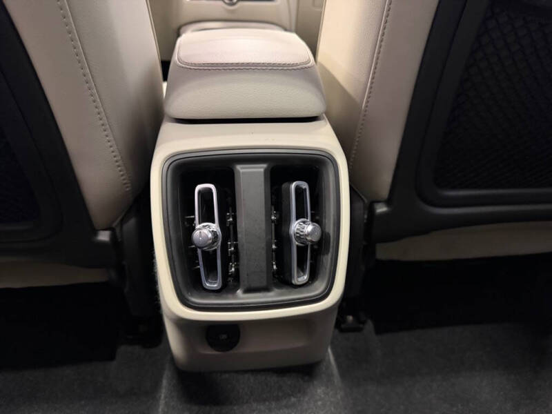 2023 Volvo XC40 B5 Plus Bright Theme