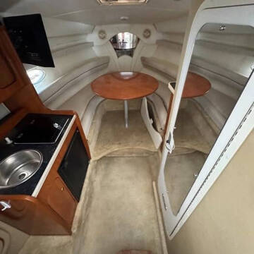 2005 Rinker 270 Express Cruiser