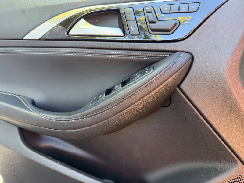 2017 Infiniti QX30 Sport