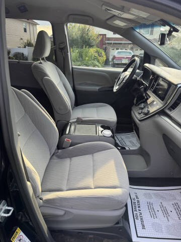 2016 Toyota Sienna LE 8-Passenger