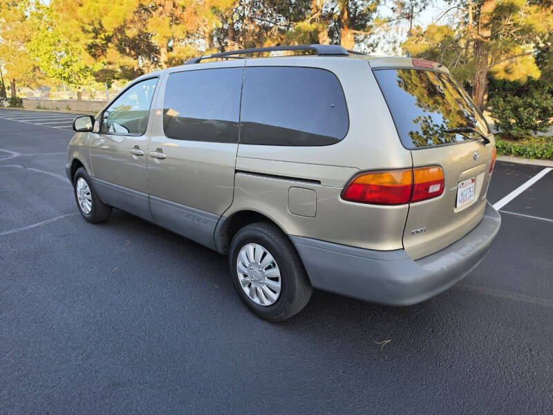 2000 Toyota Sienna LE