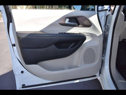 2022 Chrysler Voyager LX