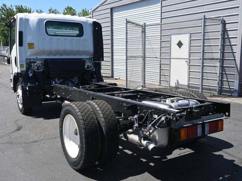 2024 Isuzu NPR HD 1F2