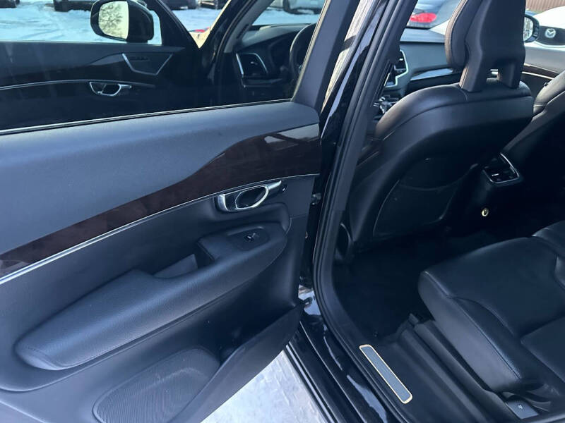 2016 Volvo XC90 T6 Momentum