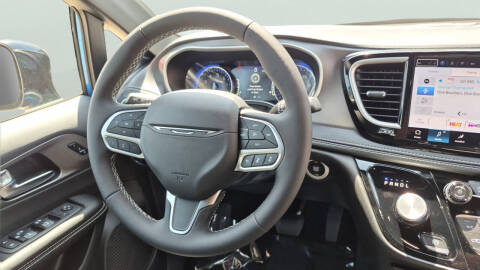 2027 Chrysler Pacifica Select