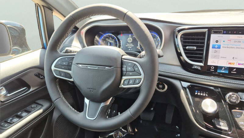 2027 Chrysler Pacifica Select
