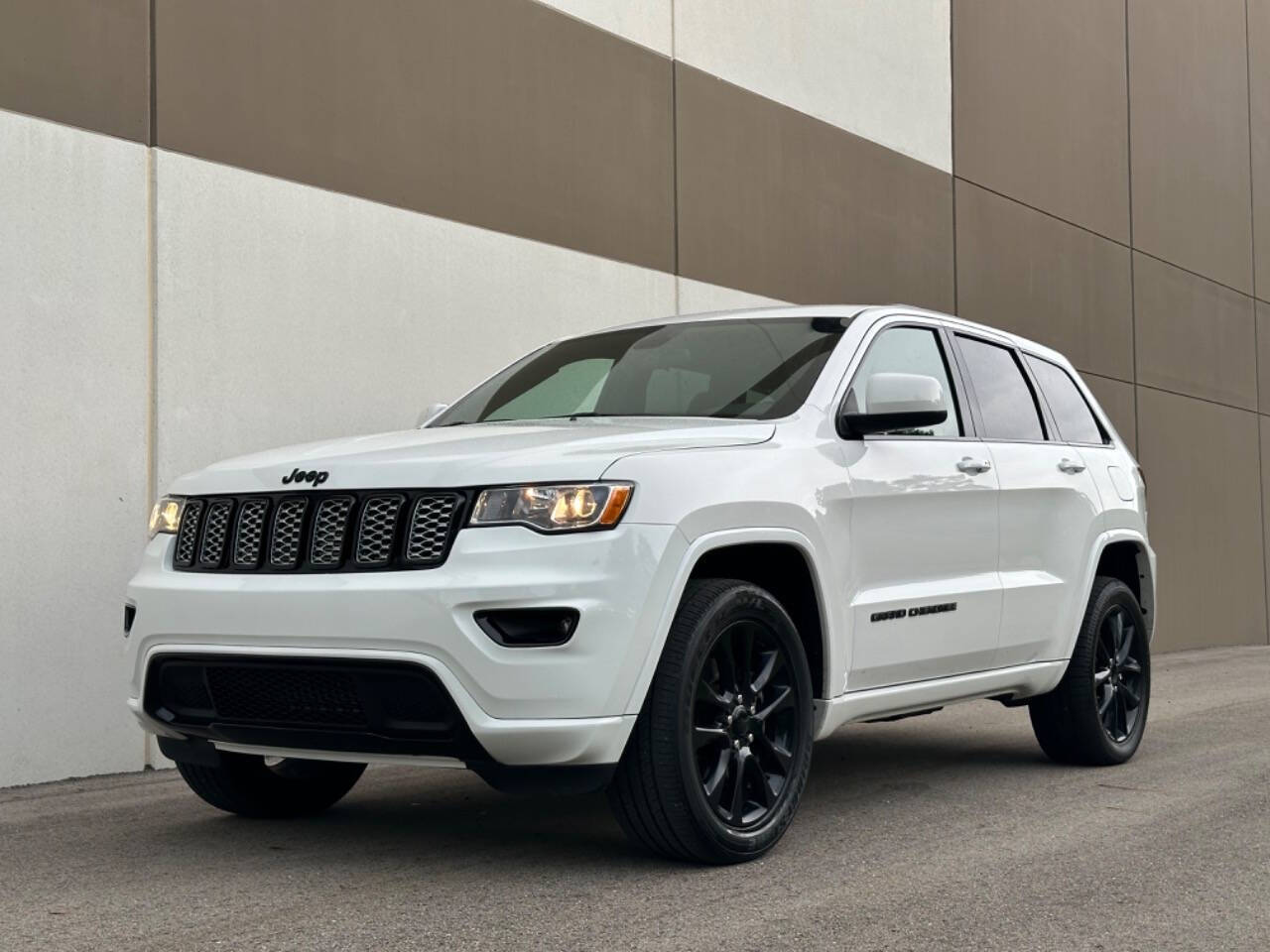 2021 Jeep Grand Cherokee for sale at Phoenix Motor Co in Romulus, MI