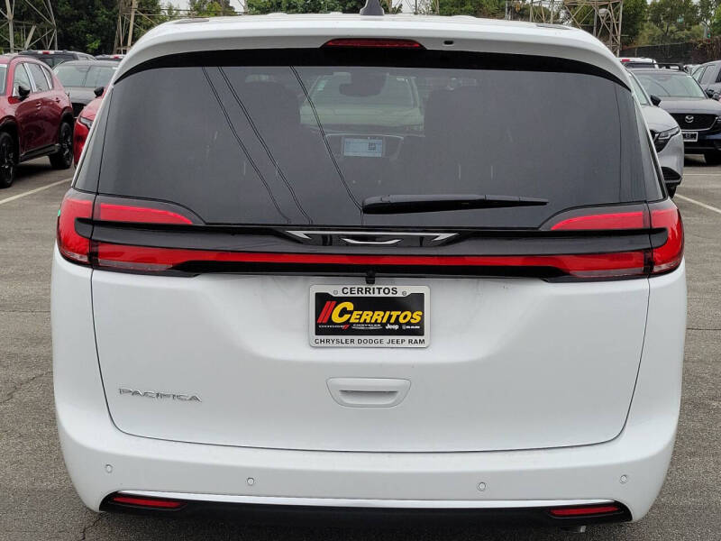 2027 Chrysler Pacifica Select