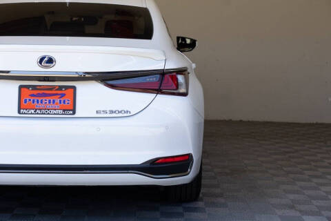 2022 Lexus ES 300h F SPORT