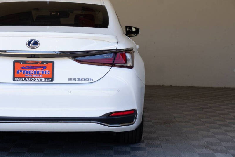 2022 Lexus ES 300h F SPORT