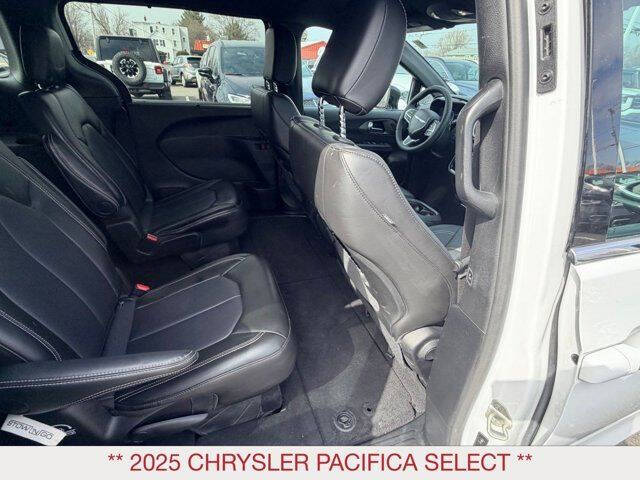 2025 Chrysler Pacifica Select