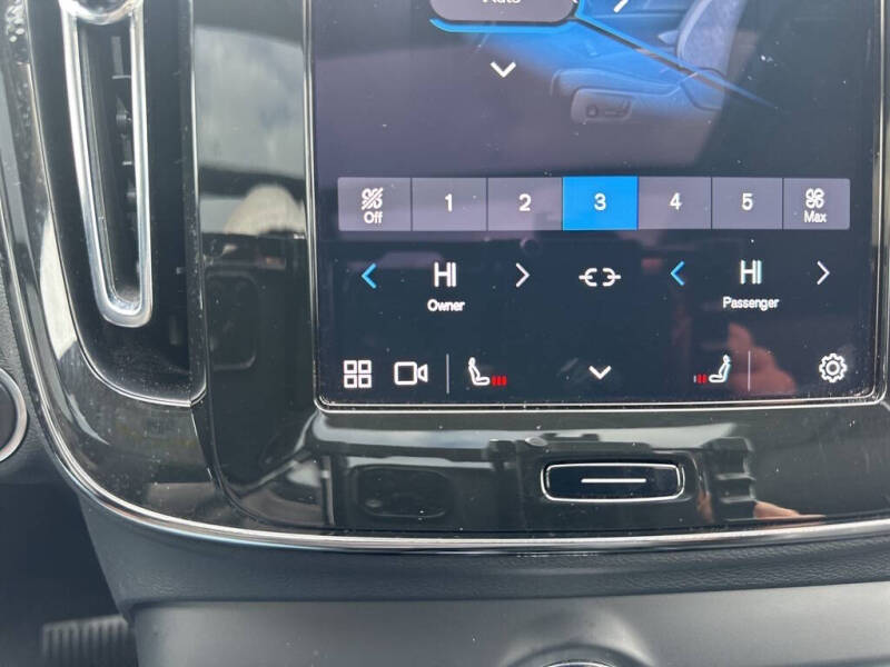 2025 Volvo XC40 B5 Plus Dark Theme