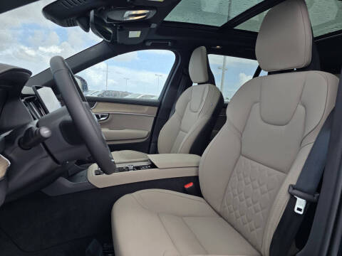 2025 Volvo XC90 B6 Core Bright Theme