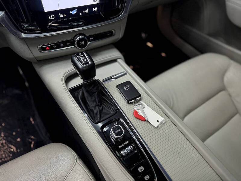 2017 Volvo S90 T6 Momentum