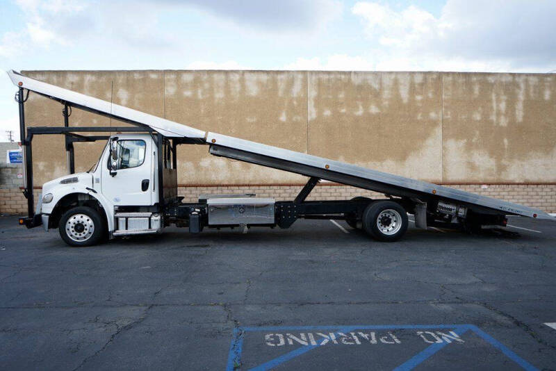 2023 Freightliner M2 106