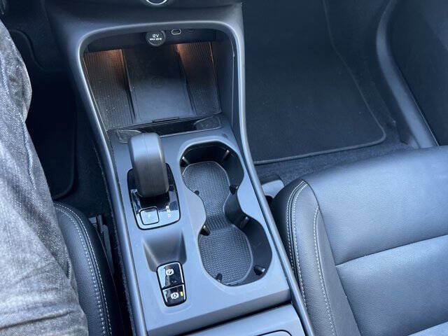 2025 Volvo XC40 B5 Core Bright Theme