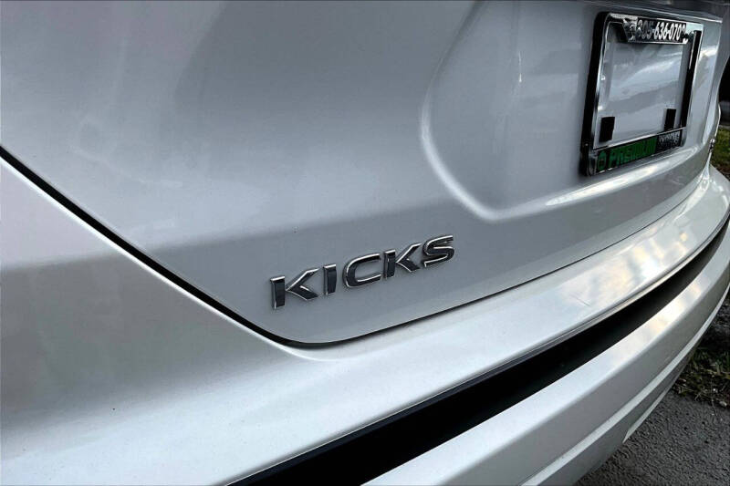 2022 Nissan Kicks SR