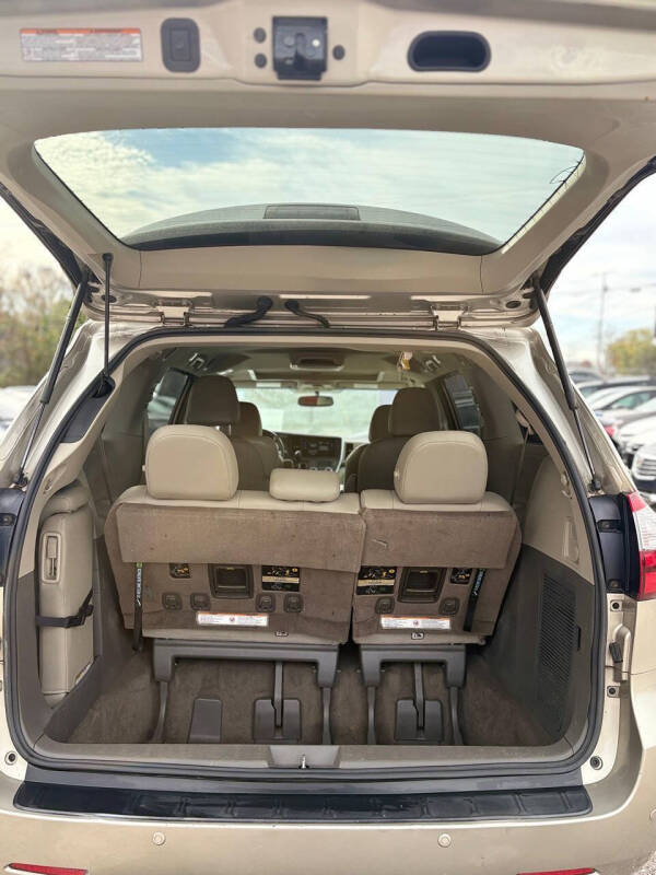2017 Toyota Sienna XLE Premium 8-Passenger