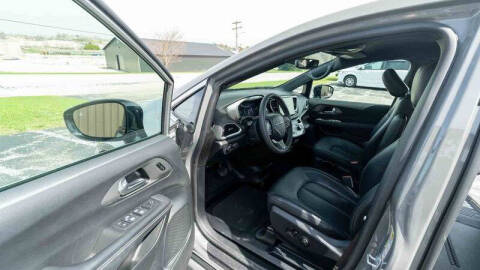 2025 Chrysler Pacifica Select