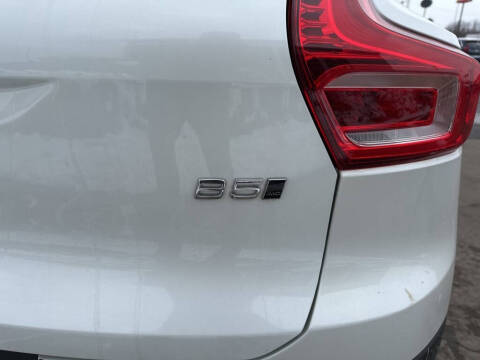 2025 Volvo XC40 B5 Core Bright Theme