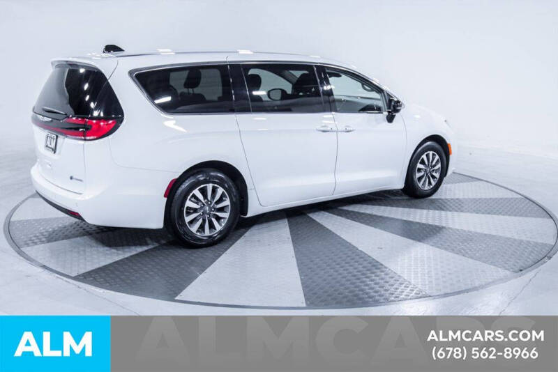 2024 Chrysler Pacifica Plug-In Hybrid Select
