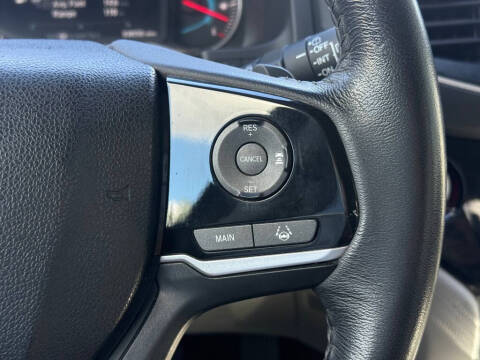 2021 Honda Pilot Touring w/Rear Captain's Chairs