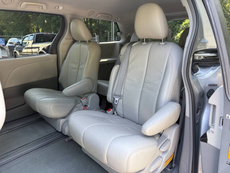 2013 Toyota Sienna LE 8-Passenger