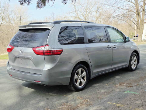 2017 Toyota Sienna LE 8-Passenger