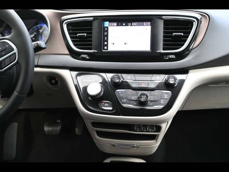 2023 Chrysler Voyager LX