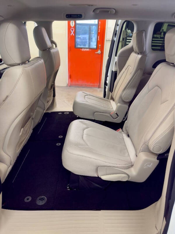 2017 Chrysler Pacifica Touring-L