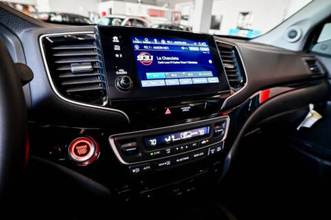 2022 Honda Pilot Touring w/Rear Captain's Chairs