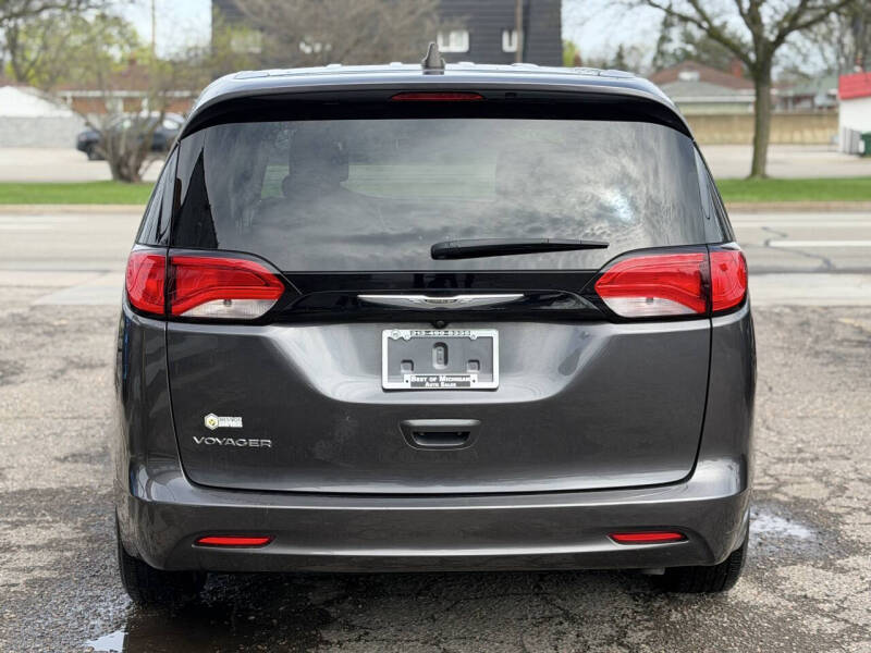 2023 Chrysler Voyager LX