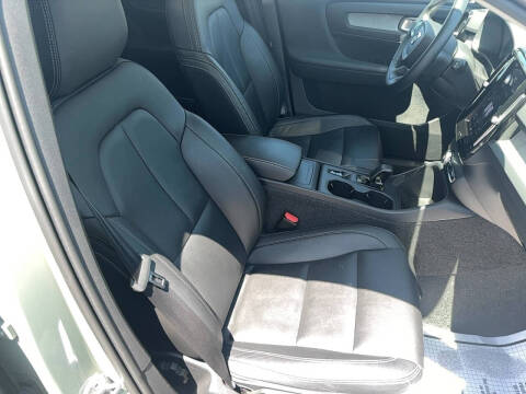 2025 Volvo XC40 B5 Core Bright Theme