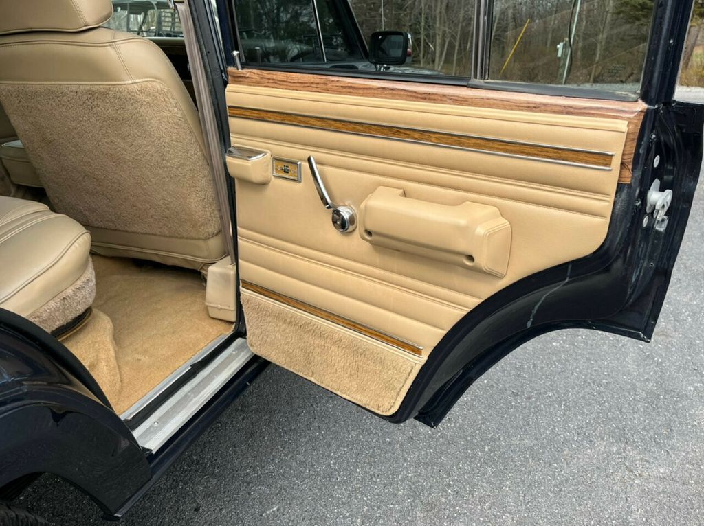 1990 Jeep Grand Wagoneer 31