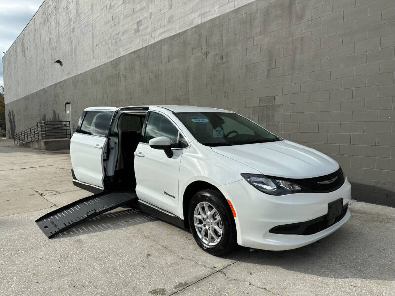 2022 Chrysler Voyager LX