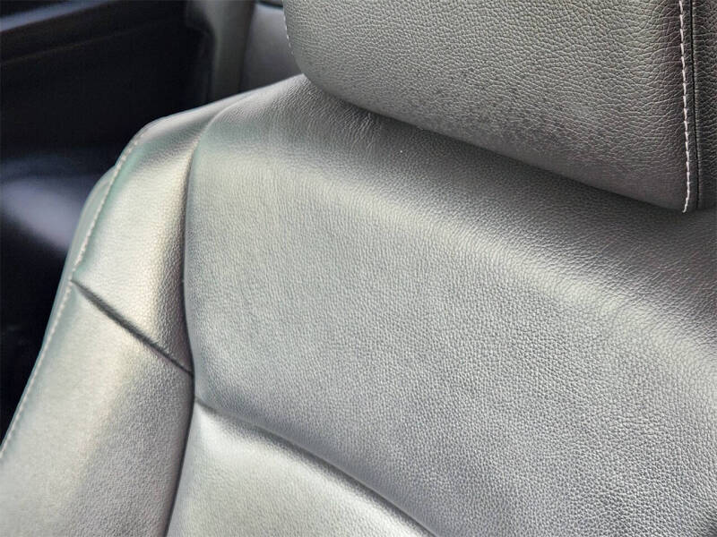 2021 Honda Pilot Touring w/Rear Captain's Chairs