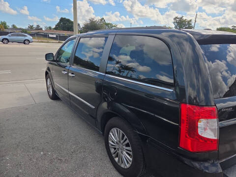 2014 Chrysler Town and Country Touring-L