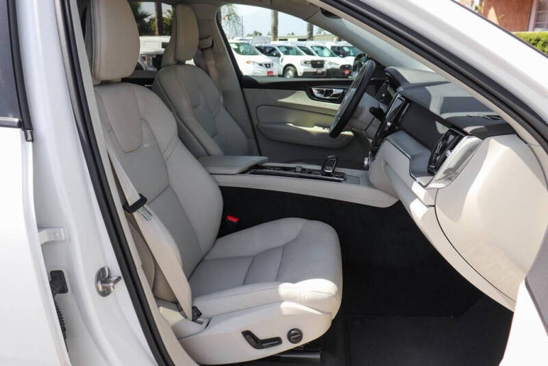 2024 Volvo XC60 B5 Core Dark Theme