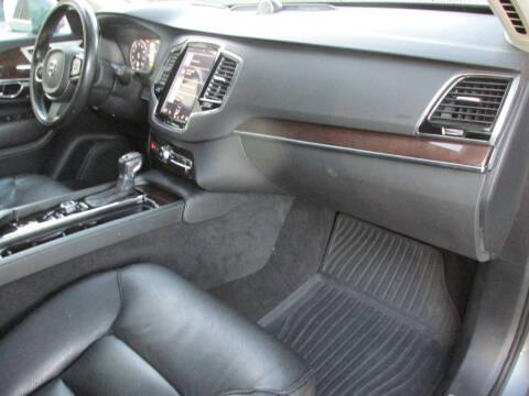 2016 Volvo XC90 T6 Momentum