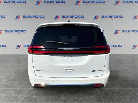 2024 Chrysler Pacifica Plug-In Hybrid Select