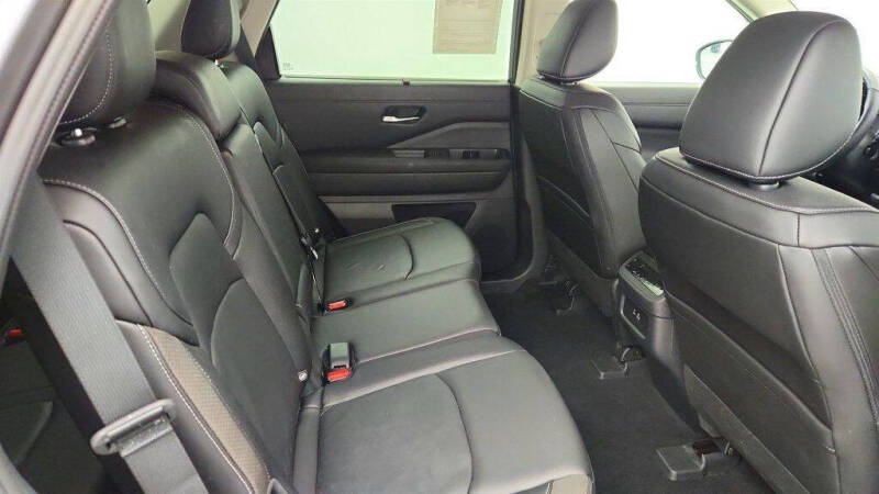 2024 Nissan Pathfinder SL