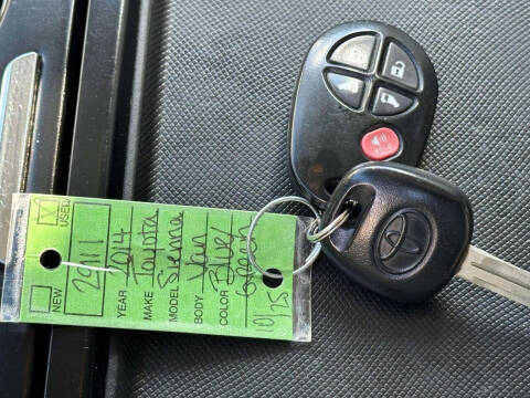 2013 Toyota Sienna LE 8-Passenger