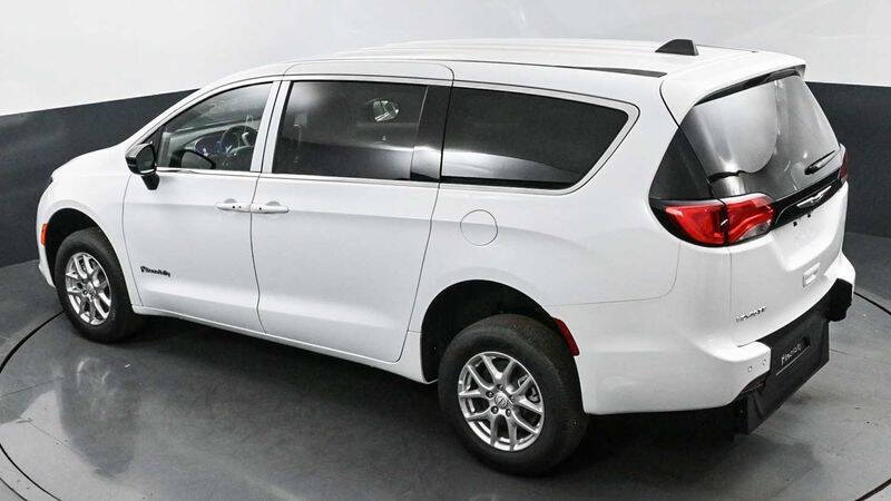 2025 Chrysler Voyager LX