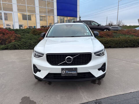2025 Volvo XC40 B5 Plus Dark Theme