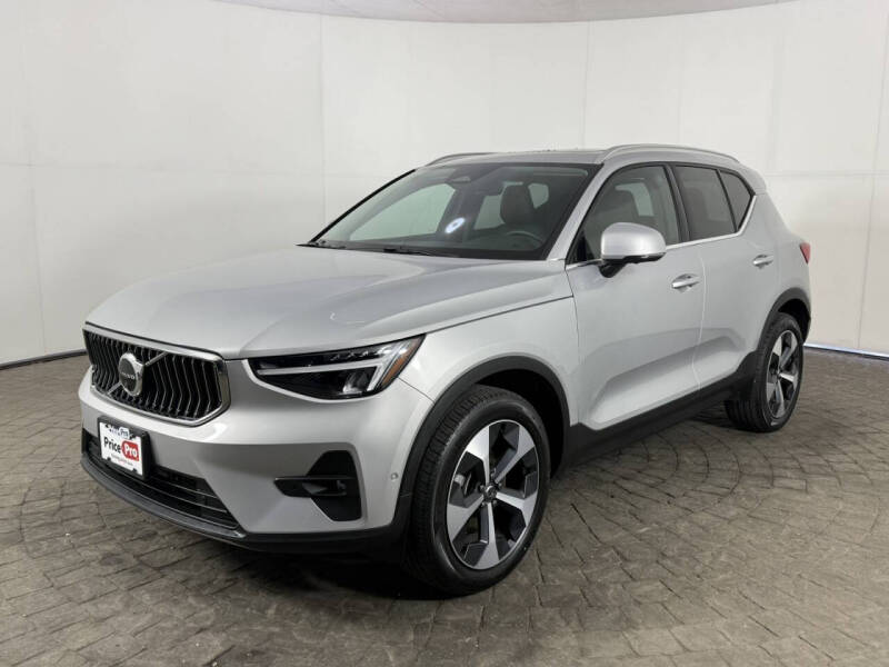 2025 Volvo XC40 B5 Plus Bright Theme