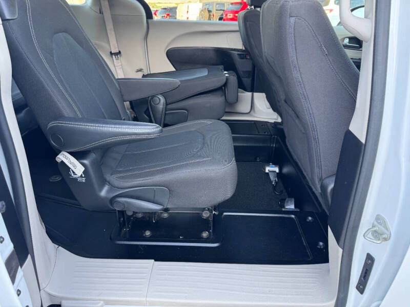 2022 Chrysler Voyager LX