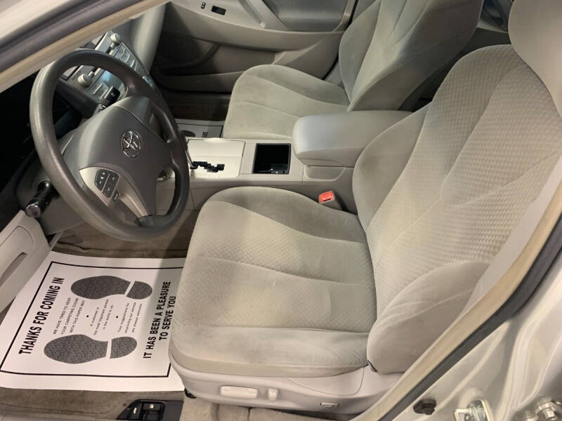 2009 Toyota Camry LE photo 18