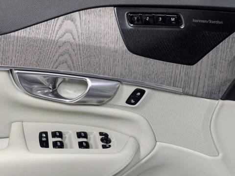 2025 Volvo XC60 B5 Plus Dark Theme